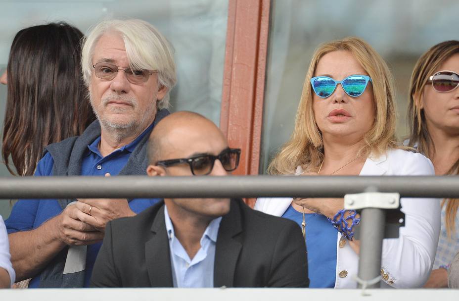 Ancora la coppia di attori Tognazzi-Izzo immortalati in tribuna durante Sampdoria-Torino. Per Simona occhialoni da sole azzurri a specchio, molto alla moda (Ansa)